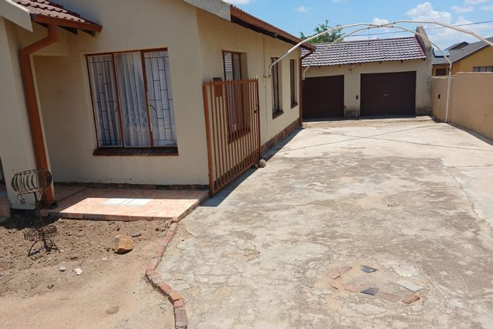 For Sale: House in Seshego with 3 bedrooms, flatlet, and double garage.