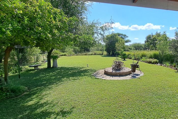 Rooiberg House For Sale: 3 bedrooms, outdoor entertainment, borehole, and ample parking.