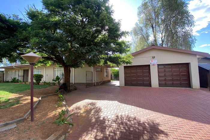 Vanderbijlpark Se House For Sale: Spacious, pool, garage, near VUT and amenities.