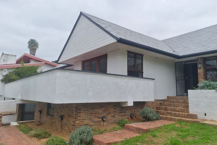 For Sale: House in Bergzicht with large lawn, double garage, and braai area.