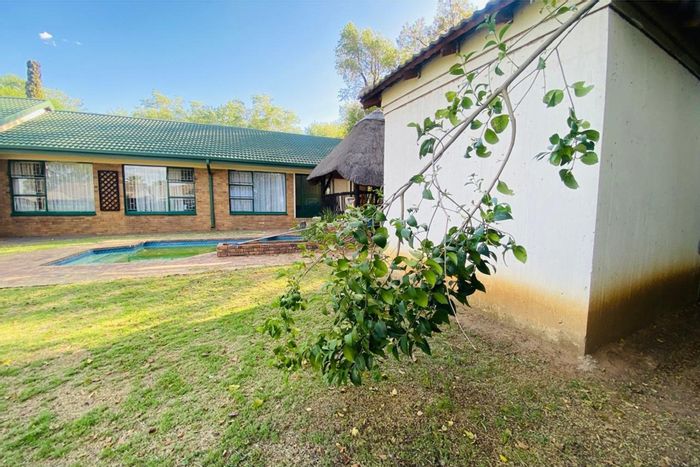 Vanderbijlpark Se House For Sale: Two tenanted homes, pool, near universities and amenities.