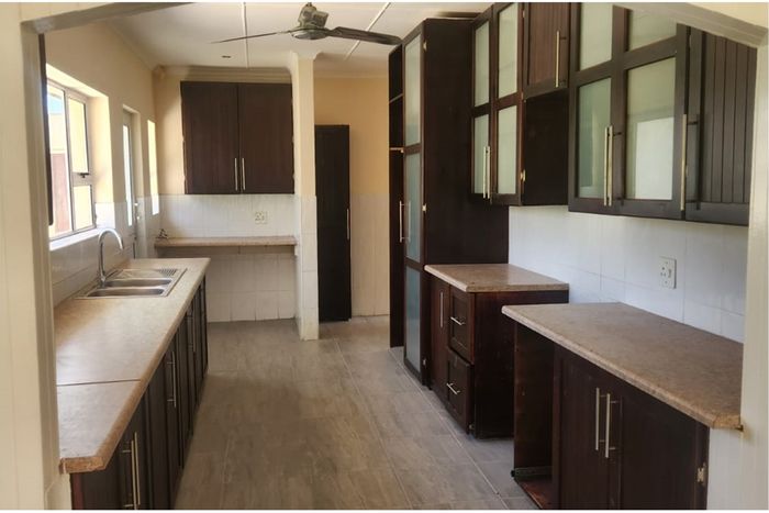4-Bedroom House in Beacon Bay For Sale with Enclosed Patio and Garages.