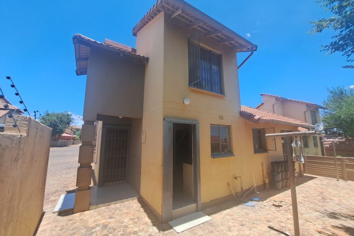 3-Bedroom Townhouse in Ormonde For Sale - Secure complex, close to amenities.