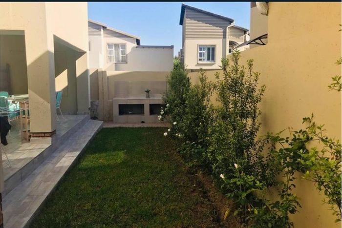 Broadacres Townhouse To Rent: 3 beds, landscaped garden, garage, near amenities.