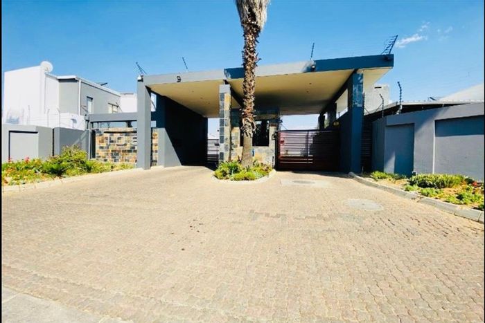 For Sale: 4-bedroom townhouse in Noordwyk with garden, garage, and prime location.