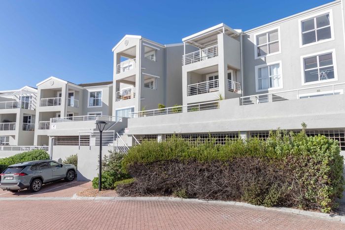 Big Bay Apartment To Rent: Ocean views, 24-hour security, and secure parking.