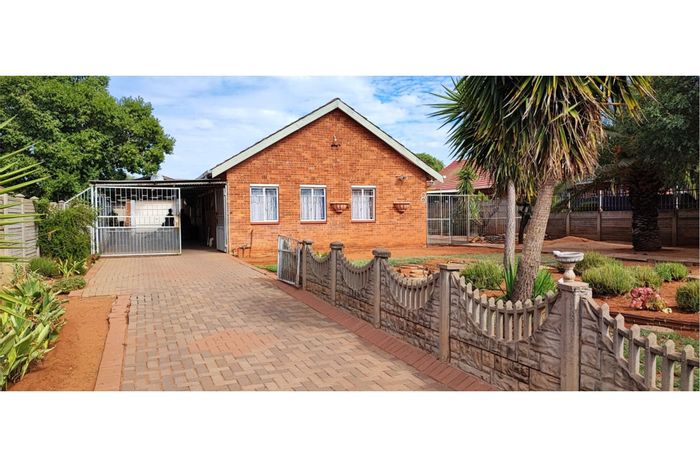 Beaconsfield House For Sale: 3 Bedrooms, Pool, Garden, Garage, and Carport.