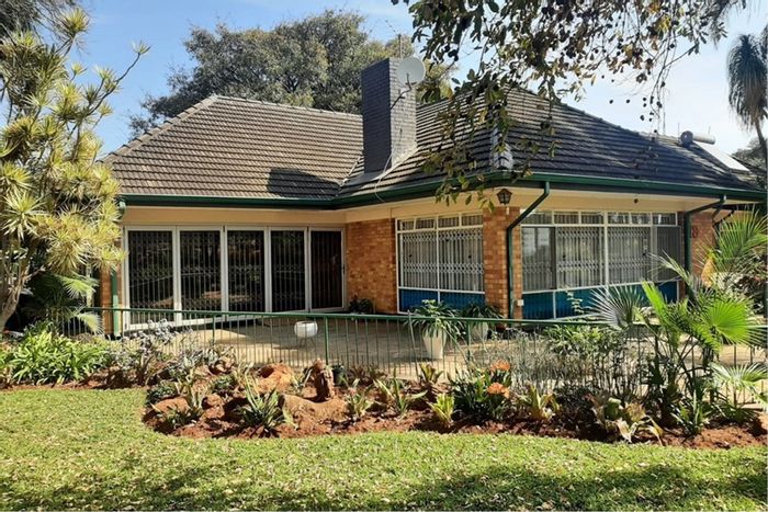 Kameeldoringpark House To Rent: Spacious living, secure parking, lush garden, and borehole.