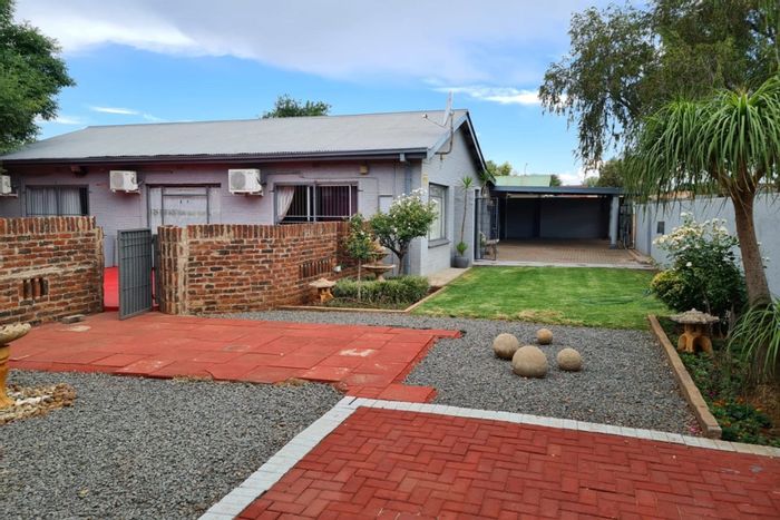 Riviera House For Sale: 3 beds, pool, double garage, secure garden.