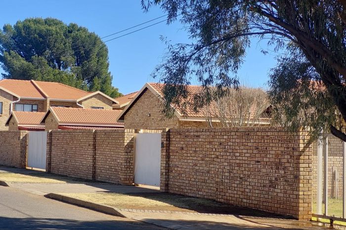 For Sale: Townhouse in Hadison Park with 3 bedrooms, garage, and open-plan living.