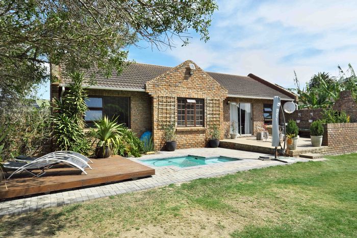 House For Sale in Amsterdamhoek: 3 bedrooms, splash pool, braai area, ample parking.