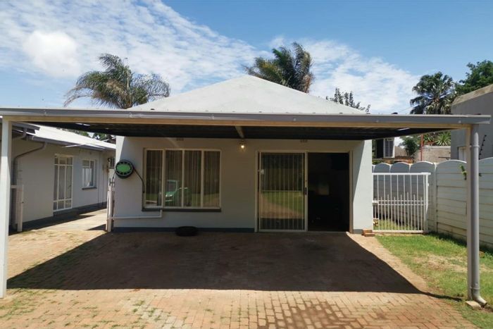 Cottage To Rent in Beyers Park: 2 Bedrooms, Pet-Friendly, Private Parking.