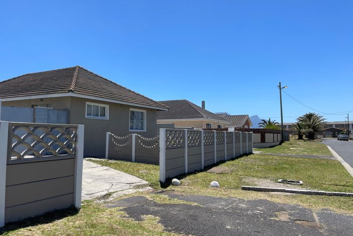 Spacious 3-bedroom house in Steenberg with large plot and ample parking. For Sale.