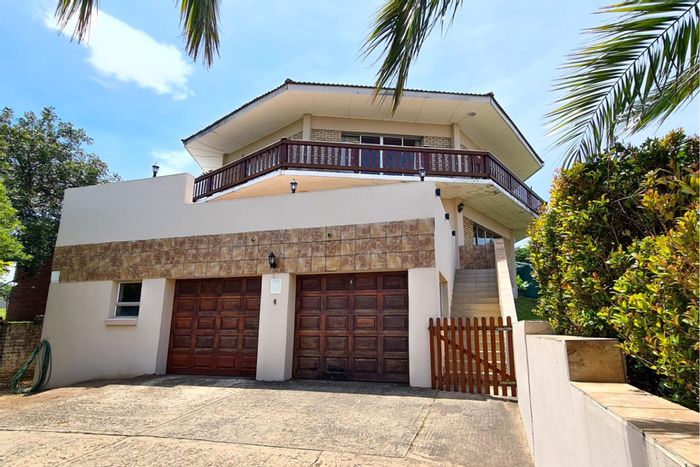 Cintsa East House For Sale: Solar power, water tanks, pool, guest quarters, views.