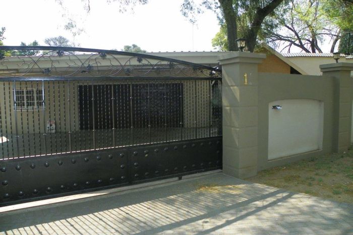 Spacious house in Sasolburg Central for sale with flatlet, pool, and security.