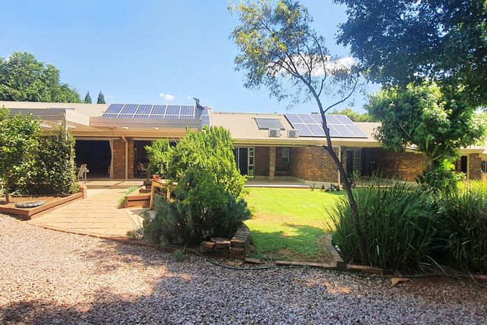 House for Sale in Mooikloof Equestrian Estate: Off-grid living, flatlet, spacious gardens.