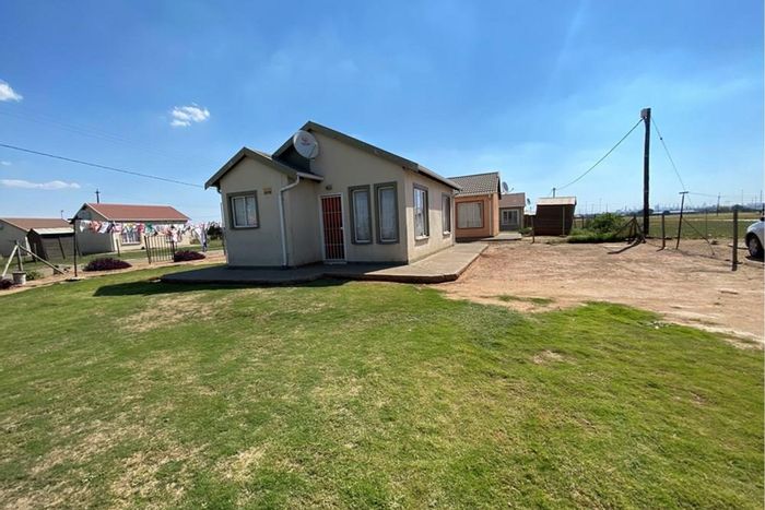 To Rent: House in Zamdela with 2 bedrooms, parking, and close to amenities.