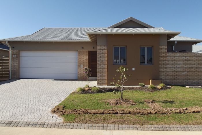 For Sale: House in Mooikloof Country Estate with 3 beds, double garage, and braai area.