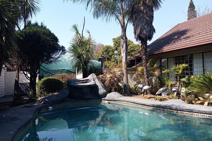 Eden Glen House For Sale: Pool, entertainment area, secure location, ample parking.