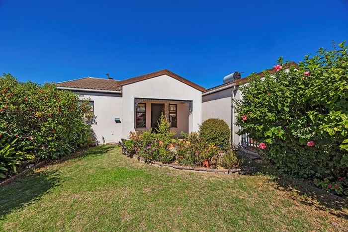 For Sale: House in Uitzicht with 4 bedrooms, indoor braai, and garden.