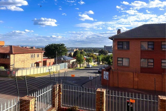 2-Bedroom Townhouse in Alberton North – Secure Complex, Pet-Friendly, For Sale.