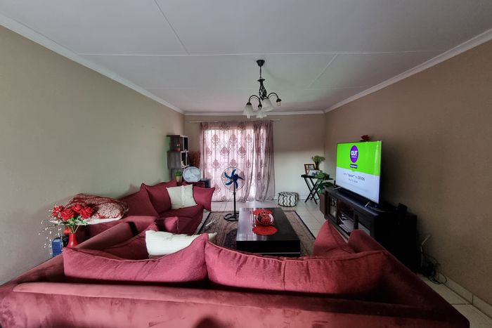 Neserhof Townhouse For Sale: 3 bedrooms, private backyard, double garage, exclusive complex.