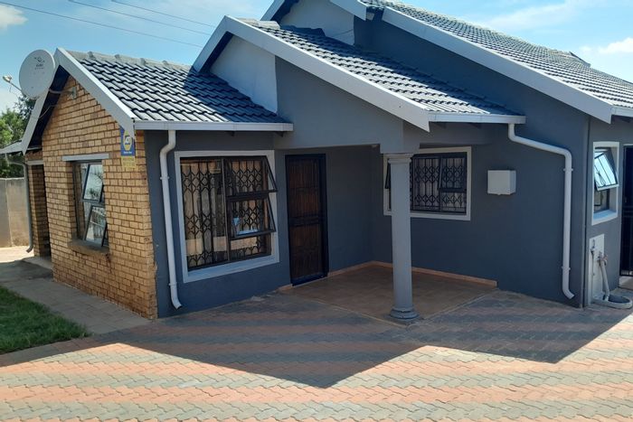 For Sale: Clayville House with 3 bedrooms, spacious lounge, and outdoor space.