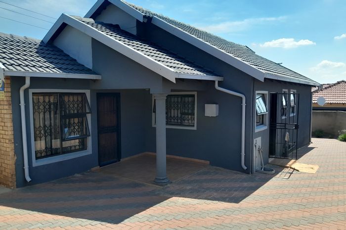 For Sale: Clayville House with 3 bedrooms, spacious lounge, and outdoor space.