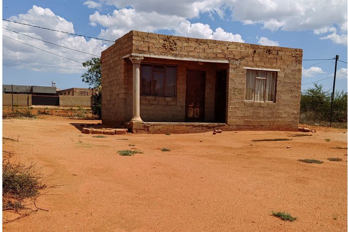 Mankweng House For Sale: Spacious yard, near Paledi Mall, easy transport access.