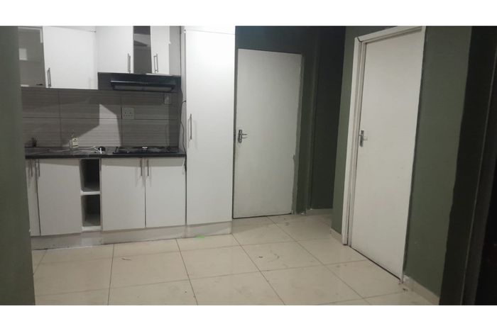 Cottage to rent in Edleen: 1 bed, balcony, parking, near Festival Mall.