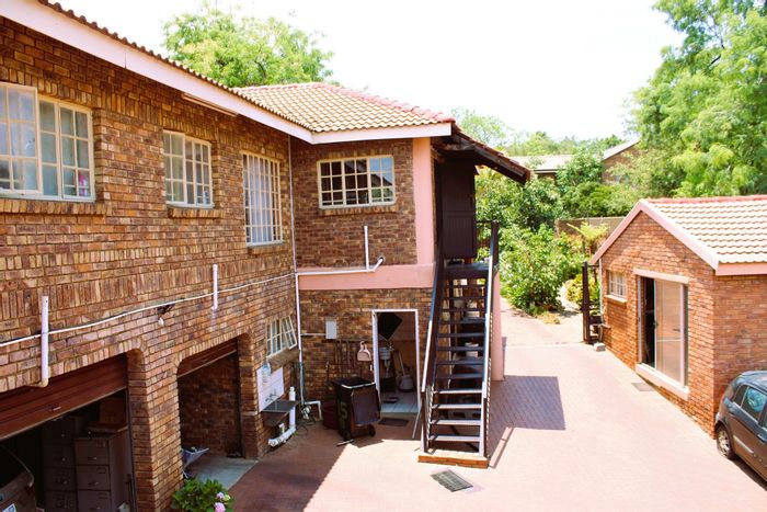 For Sale: Spacious Amandasig house with dual flatlets, garden, and ample parking.