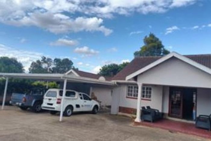 For Sale: House in Hayfields with pool, garage for 6, near amenities.