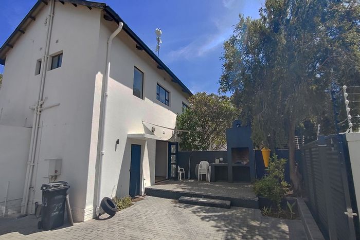 La Colline House To Rent: 4 bedrooms, outdoor braai, Fibre Internet, secure parking.