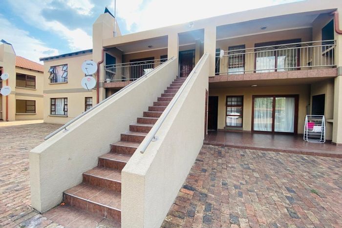 Vaalpark Townhouse For Sale: 3 bedrooms, pool, close to amenities and schools.