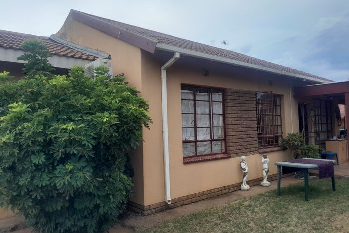 House To Rent in Mogwase Central: 3 bedrooms, ensuite, open plan living, prepaid utilities.