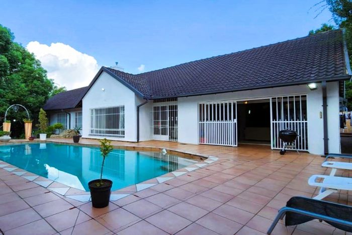 For Sale: Spacious 4-Bedroom House in Alberante with pool and entertainment area.