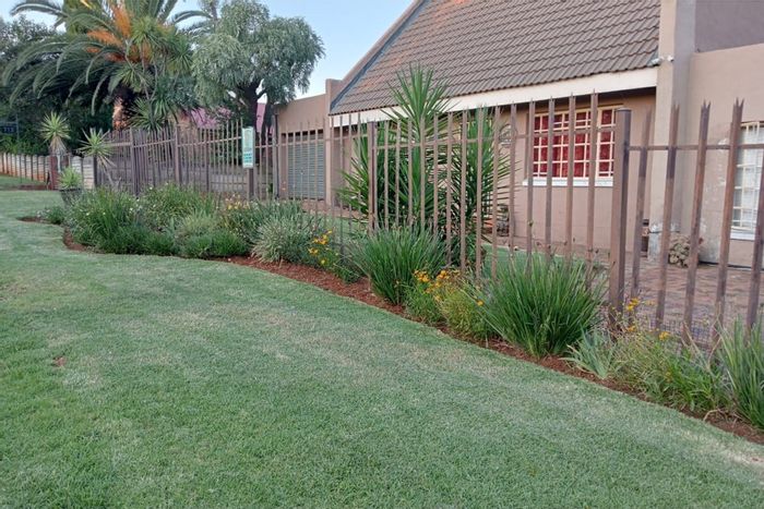 To Rent: 3-Bedroom House in Vaal Marina Central with garden, lapa, and parking.