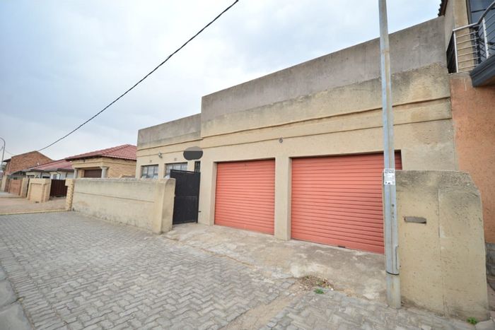 For Sale: House in Dobsonville Ext 2 with 3 bedrooms, study, double garage.