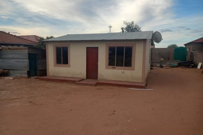 House for Sale in Polokwane Ext 71: Close to city, ideal for business or residence.