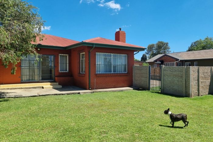 For Sale: House in Casseldale with pool, garden, and ample parking.