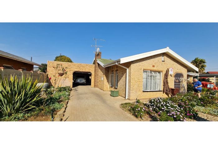 For Sale: Naudeville House with pool, borehole, double garage, and entertainment space.