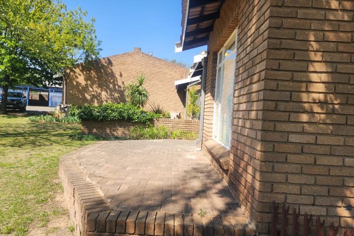 Townhouse To Rent in Harrismith Central with spacious living, kitchen, and convenient access.