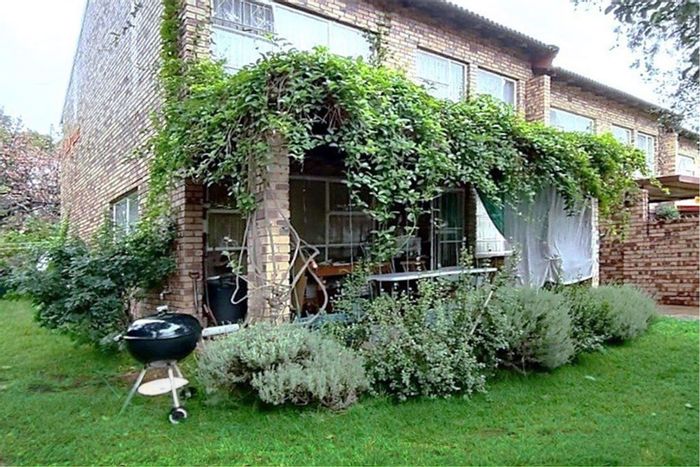 For Sale: 3 Bed Townhouse in Ferndale with large garden and two garages.