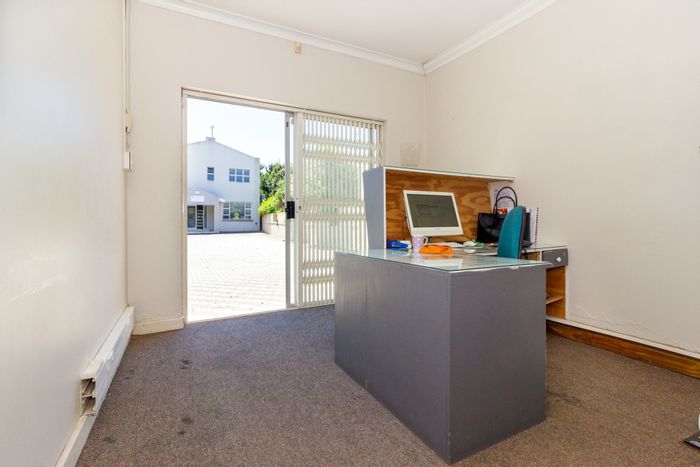 Office To Rent in Walmer: Open-plan, secure, with amenities and fibre internet.