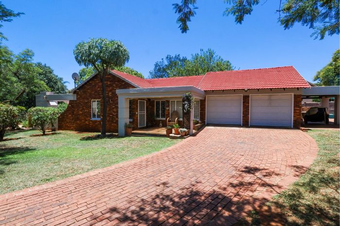 Wierda Park House For Sale: 3 Bedrooms, Study, Garden, Double Garage, Servant's Quarters.