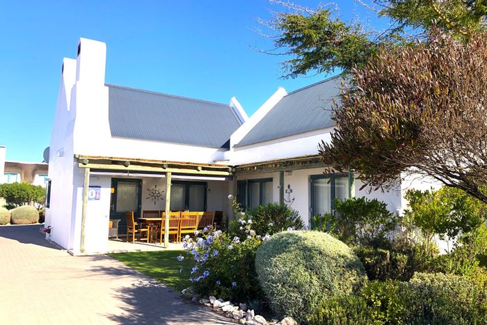 Jacobsbaai House For Sale: 3 bedrooms, sea views, garden, braai area, jacuzzi.