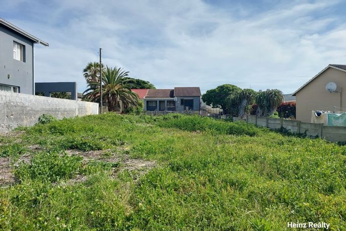 Vacant land for sale in Kleinkrantz, 361m² with central fencing and greenbelt.