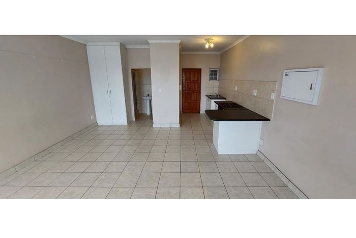 Richmond Estate Apartment To Rent: Equipped kitchen, spacious bedroom, easy transport access.