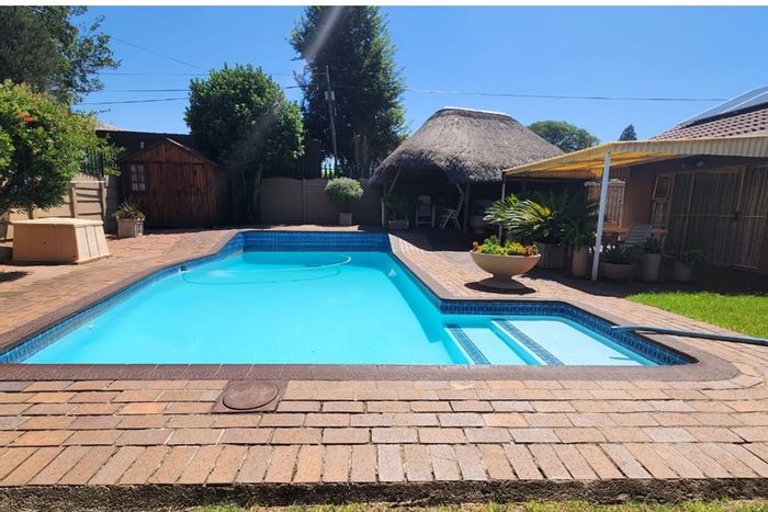 Dalpark Proper House For Sale: 3 Bedrooms, pool, lapa, security features included.
