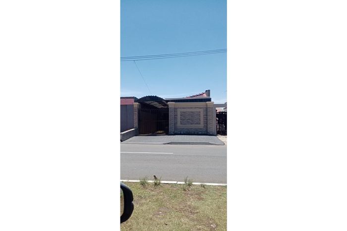 Moroka House For Sale: Three bedrooms, fibre internet, veranda, near amenities.